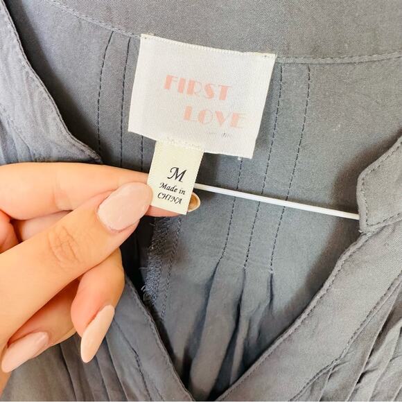 NORDSTROM FIRST LOVE Charcoal Grey Pinktuck Pleated Button Tab Blouse Shirt M - Picture 9 of 10
